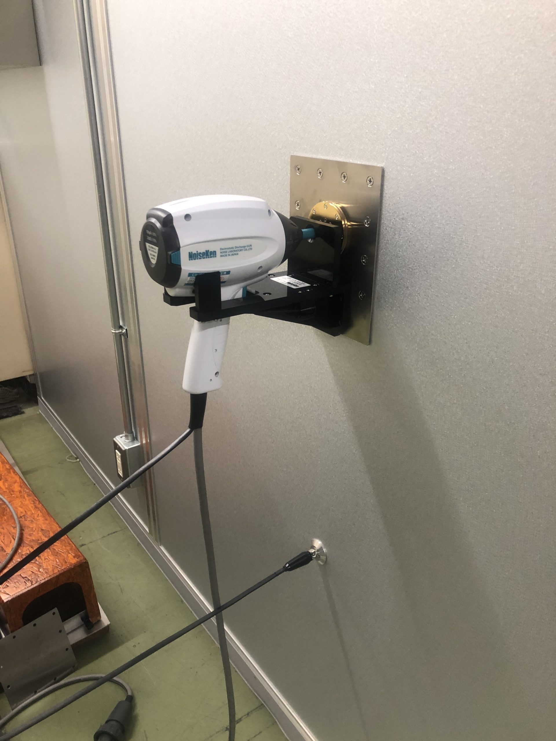 静電気放電測定用シールドルーム